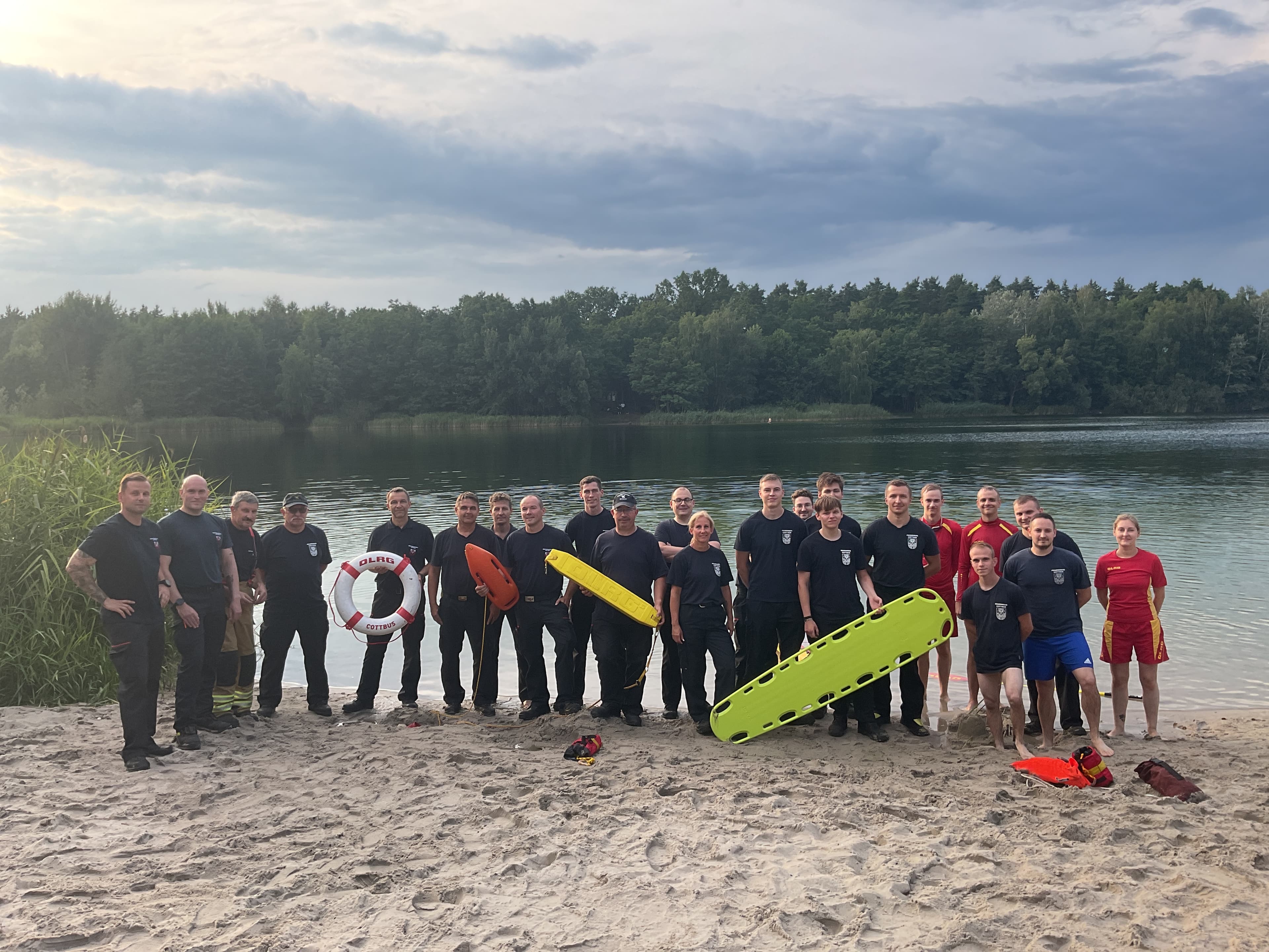 Feuerwehr trainiert Gefahrstoff- und Wasserrettungseinsatz in Cottbus/Chóśebuz