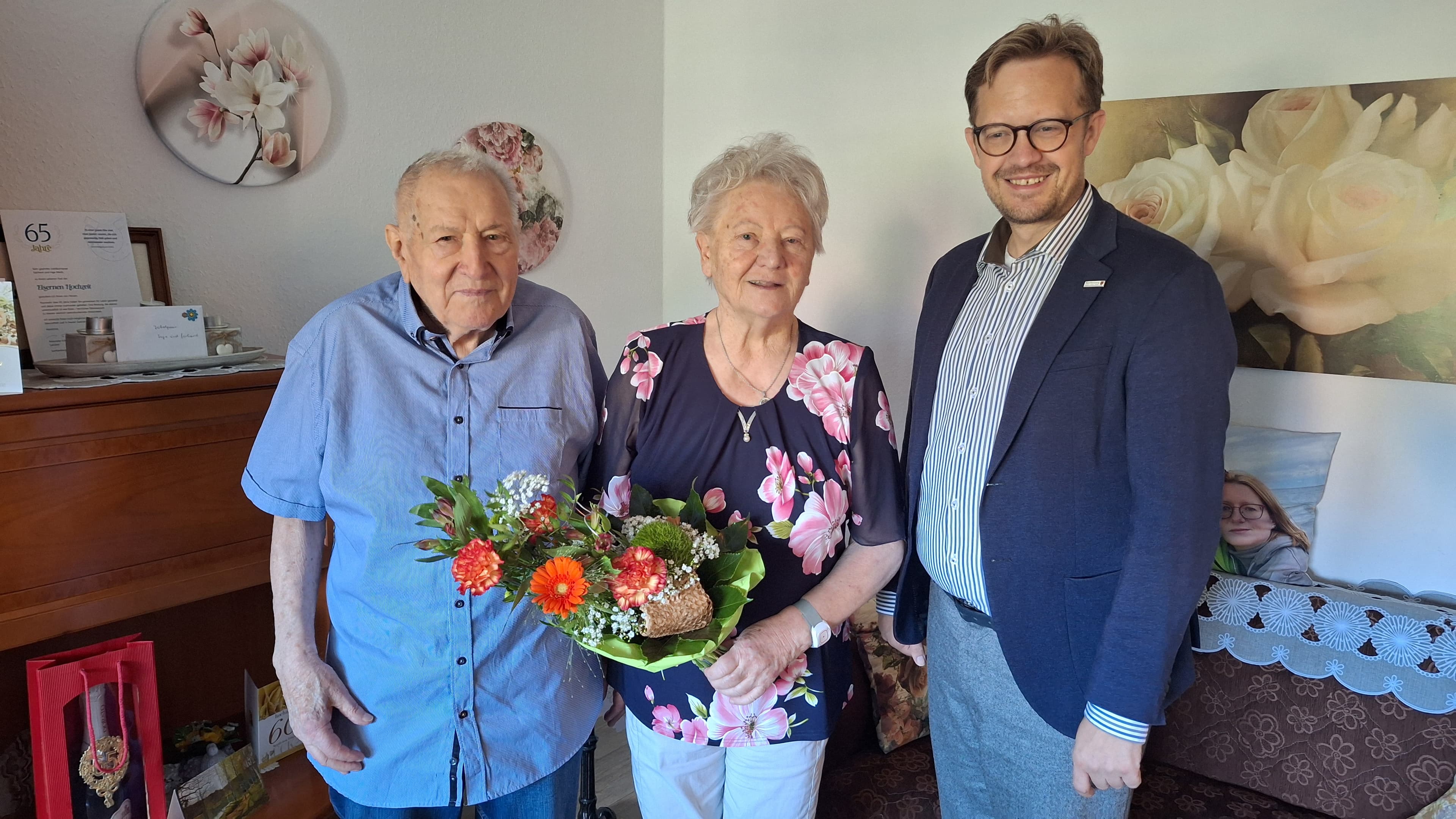 Das eiserne Paar Inge und Gerhard Mieth aus Brieske haben Bürgermeister Andreas Pfeiffer (r.) ihr Geheimnis für ein 65-jähriges Eheglück verraten.