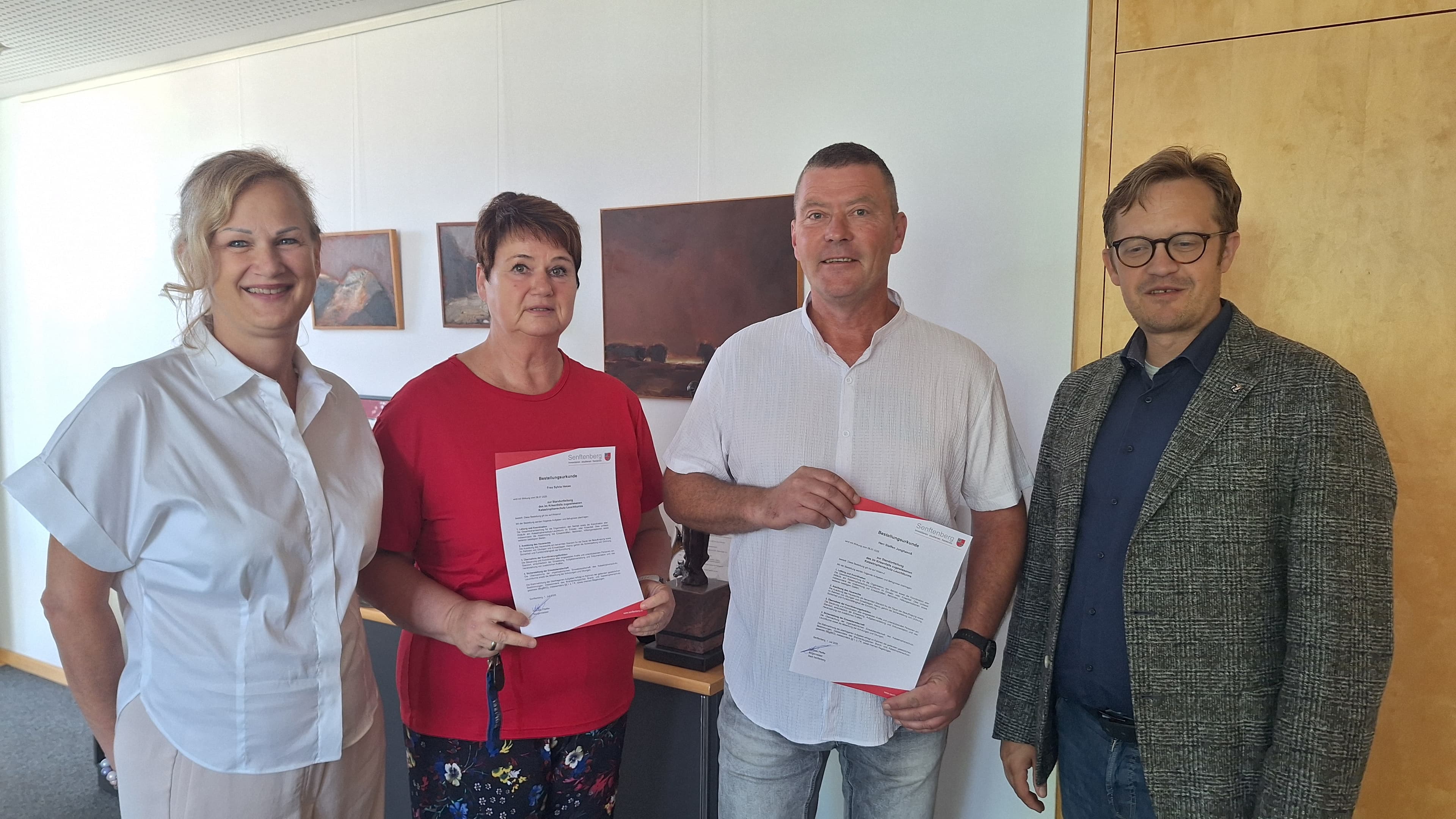 Andrea Budich Bildtext: Bürgermeister Andreas Pfeiffer und Amtsleiterin Beata Jenchen überreichten die Berufungsurkunden an Steffen Junghannß (2.v.r.) und Sylvia Hesse (2.v.l.).
