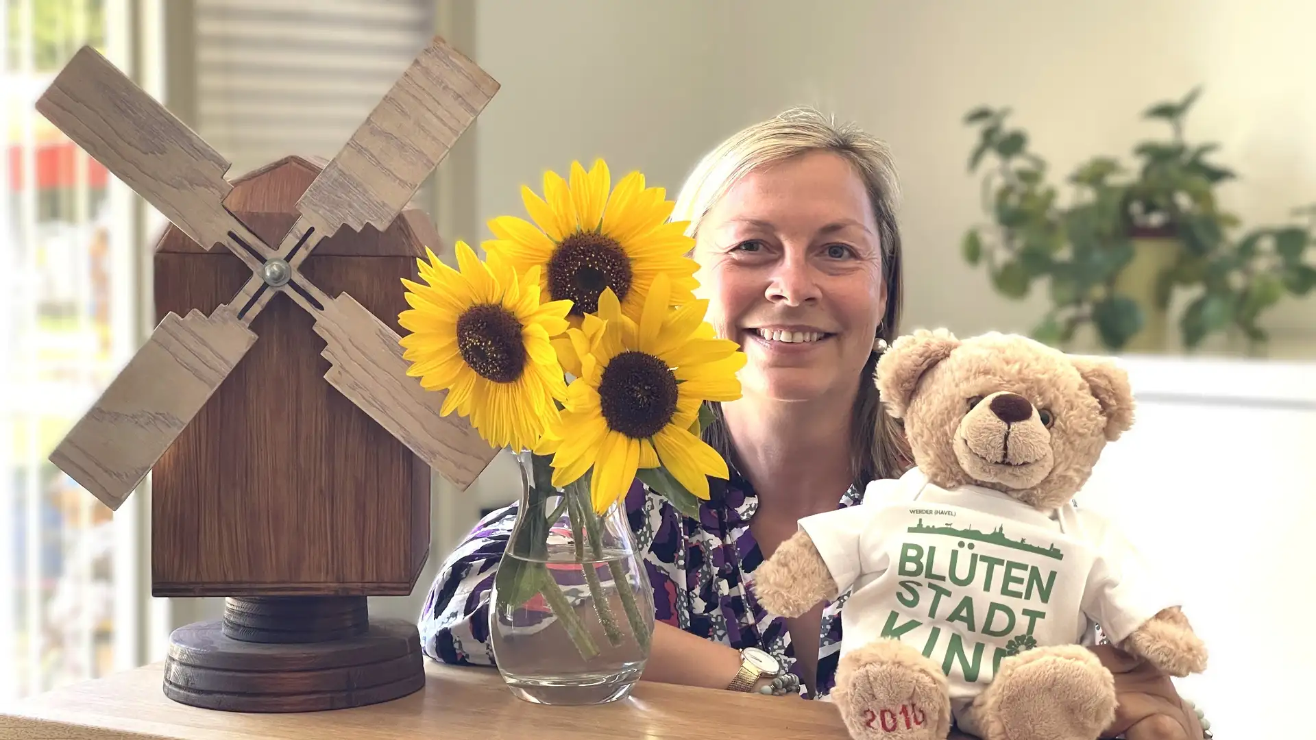 Nicole Kriegler präsentiert in der Tourist-Information einen Babystrampler.