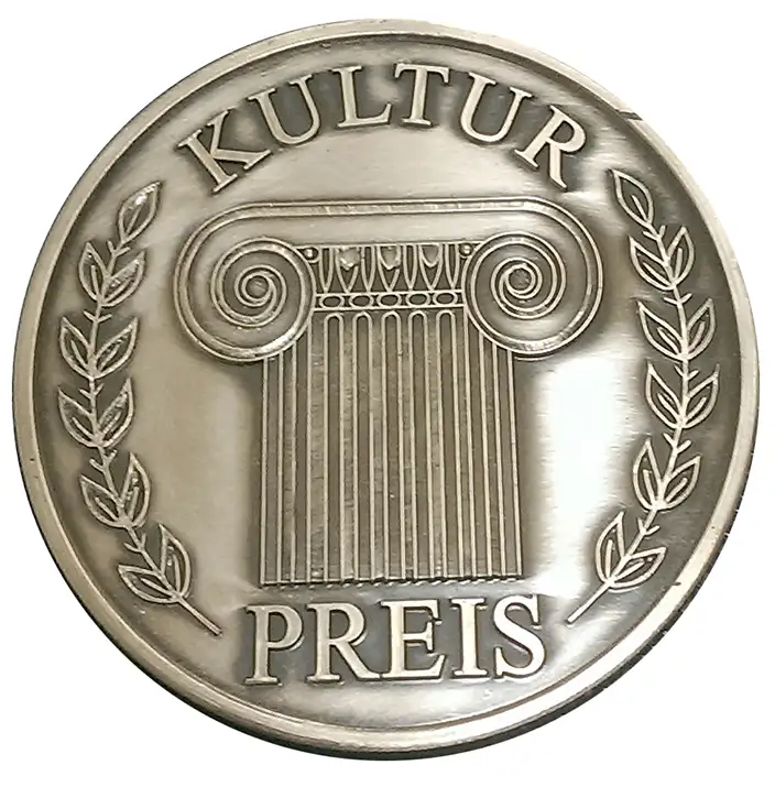 Kulturamt LKEE Mit der Auszeichnungsmedaille würdigt der Landkreis Elbe-Elster besonderes Engagement für Kultur und den Erhalt des regionalen Erbes.