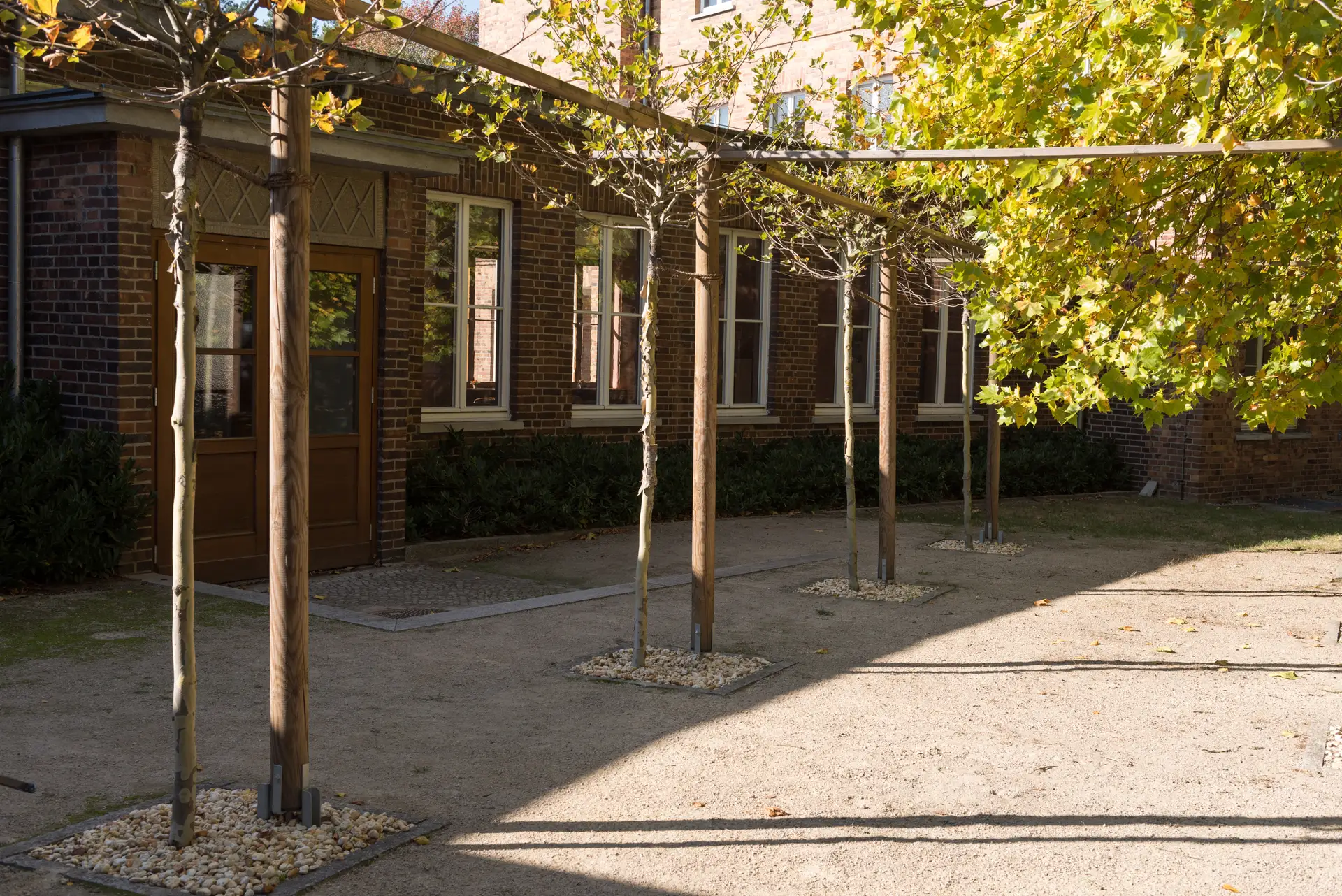 Außenanlage am Bauhausdenkmal in Bernau, aufgenommen im Außenbereich.