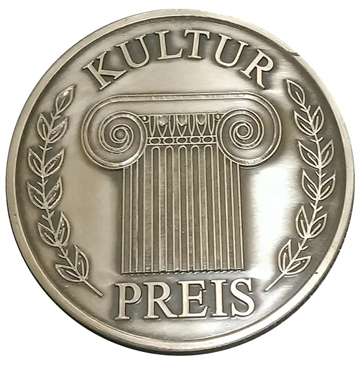 Kulturamt LKEE Mit der Auszeichnungsmedaille würdigt der Landkreis Elbe-Elster besonderes Engagement für Kultur und den Erhalt des regionalen Erbes.