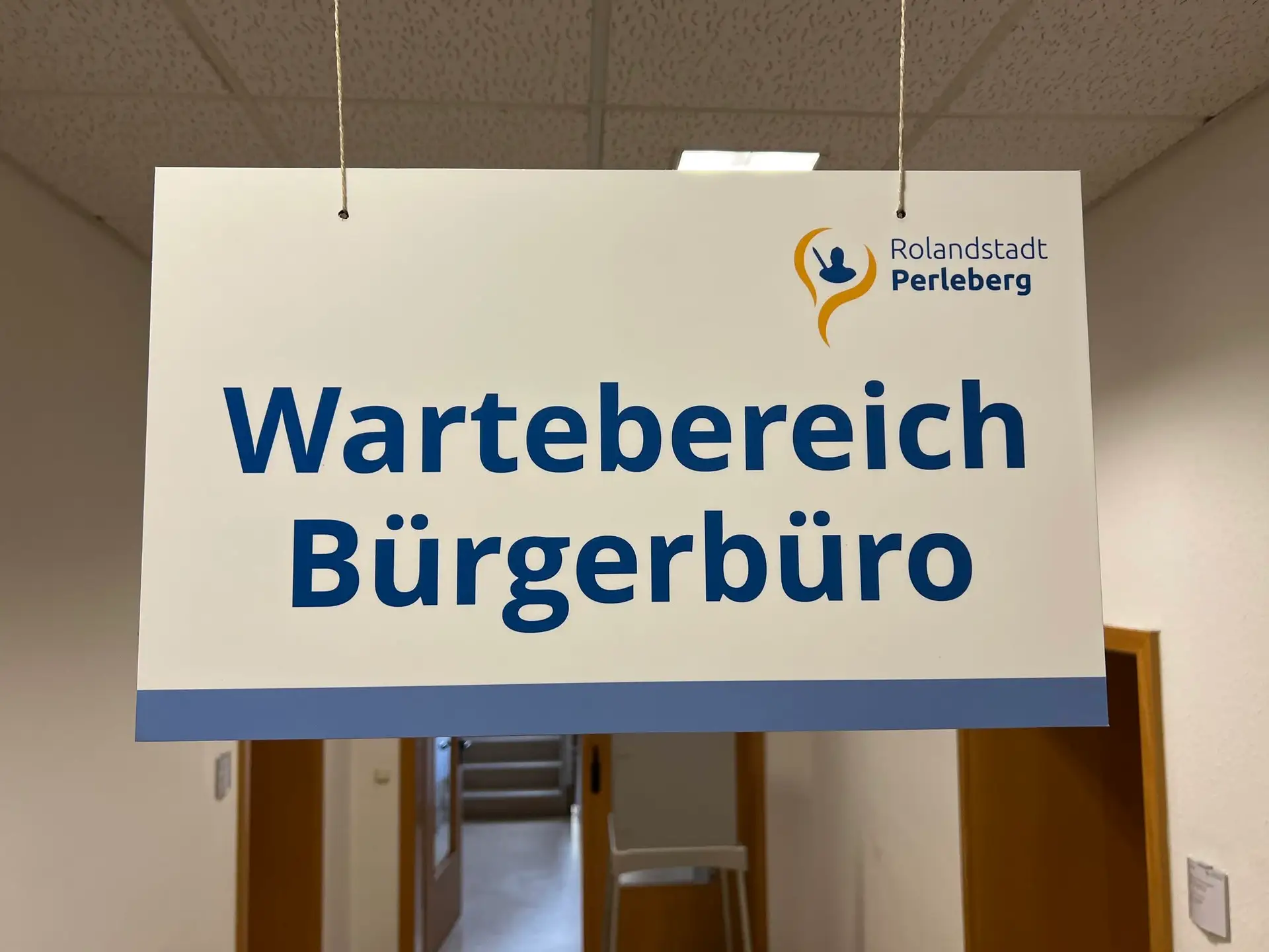 Innenansicht eines Bürgerbüros mit Schalterbereich und Kundenplätzen.